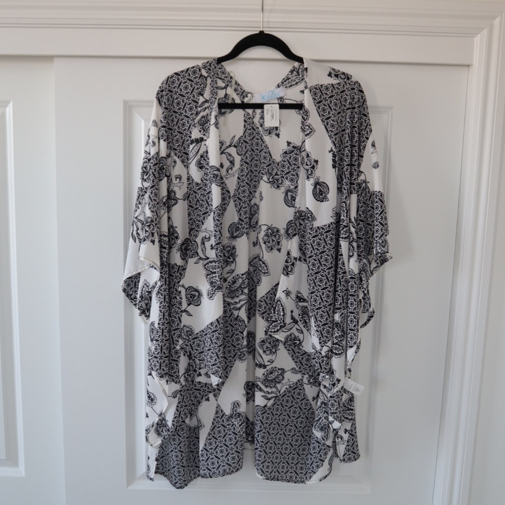 Brand NWT, black/white, floral kimono,small
